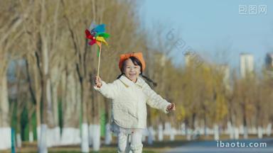 快乐的小女孩举着风车